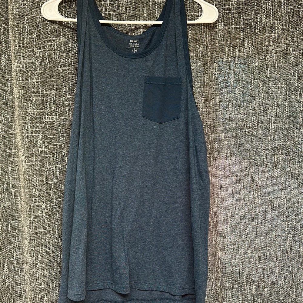 Old navy men’s tank. L. NWOT.